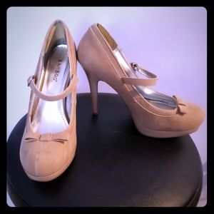 Bowknot Closed-Toe Mary Jane Heels - 6.5